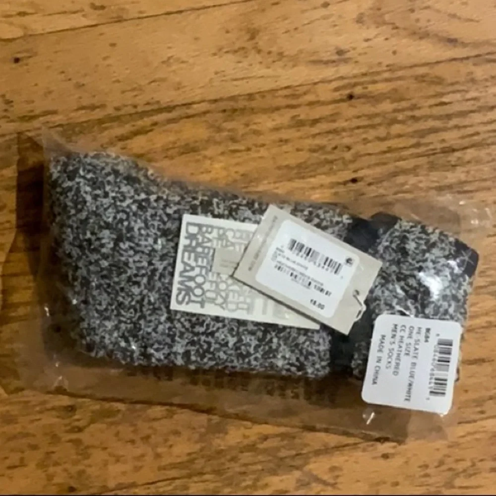 NWT Barefoot Dreams CozyChic men’s socks- heathered slate blue/white